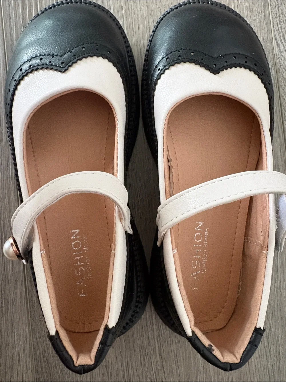 Black and white Velcro Mary Jane w/ pearl accent NEW size 1.5/2 Girls
